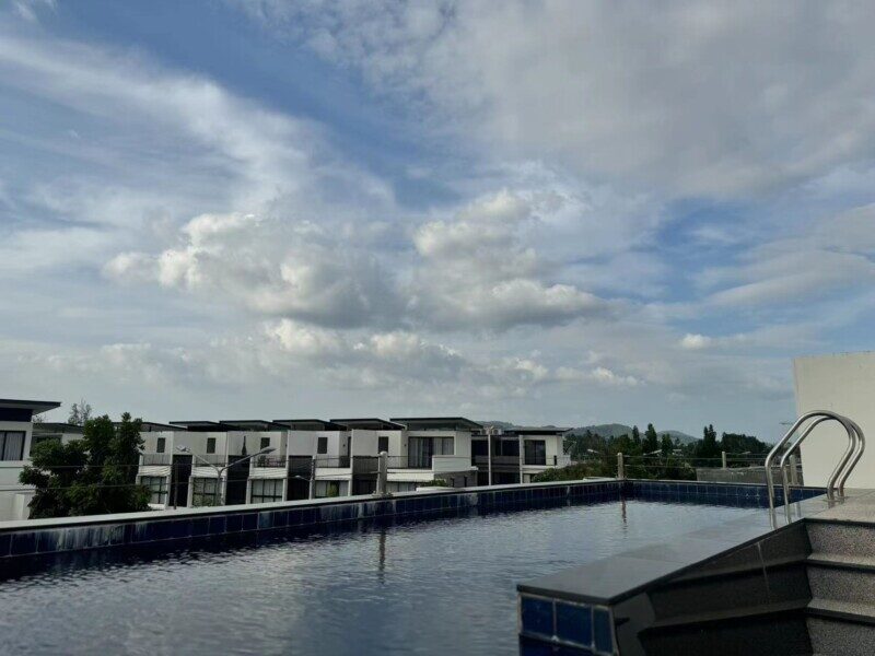 Laguna Park - вид из бассейна на крыше