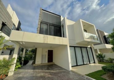 Гостеприимная вилла с 5 спальнями и бассейном на крыше в проекте Laguna Park Phuket