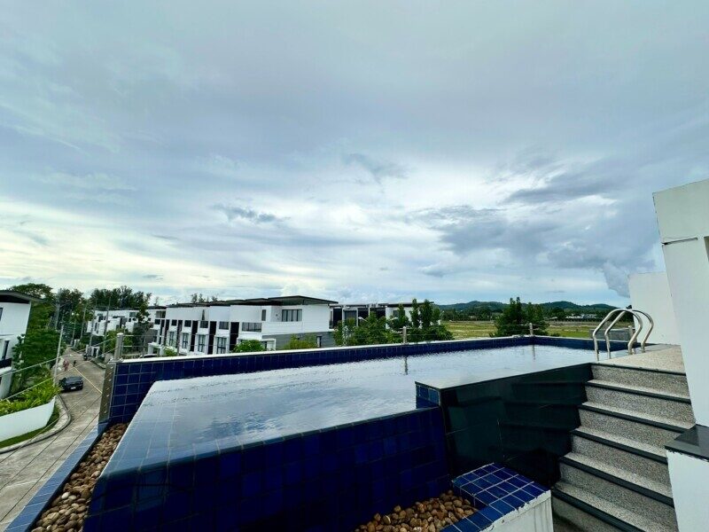 Laguna Park - вид из бассейна на крыше